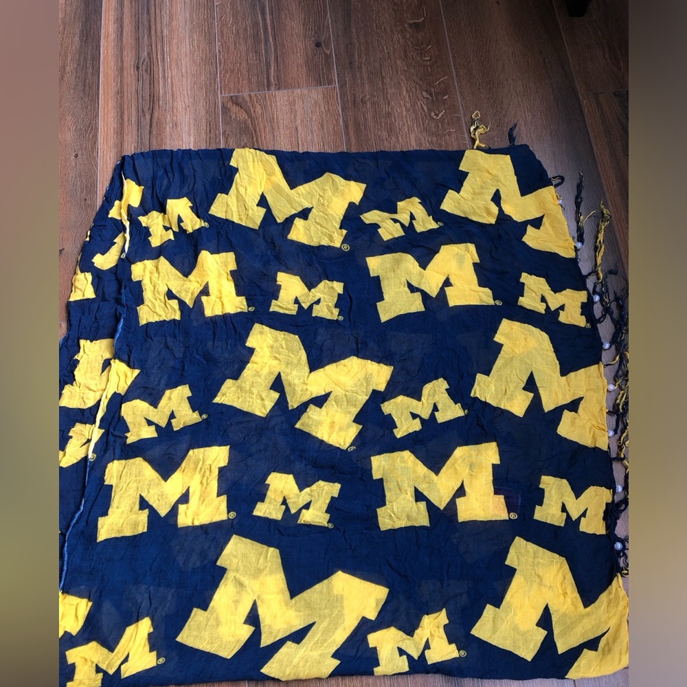 Michigan Scarf - Picture 2 of 2